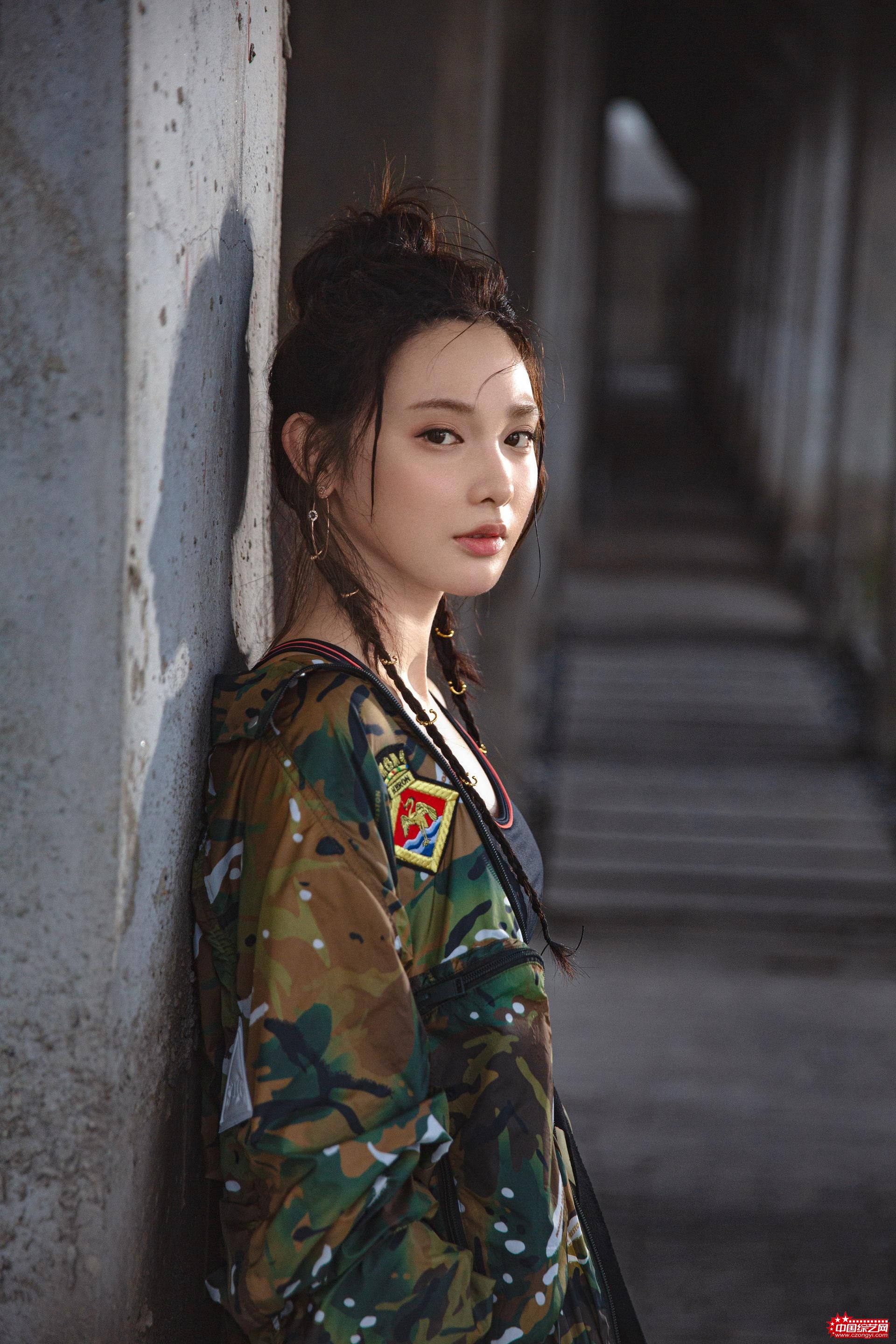 彭小苒迷彩写真公开，金色发坠时尚吸睛，上演慵懒“歪头杀”