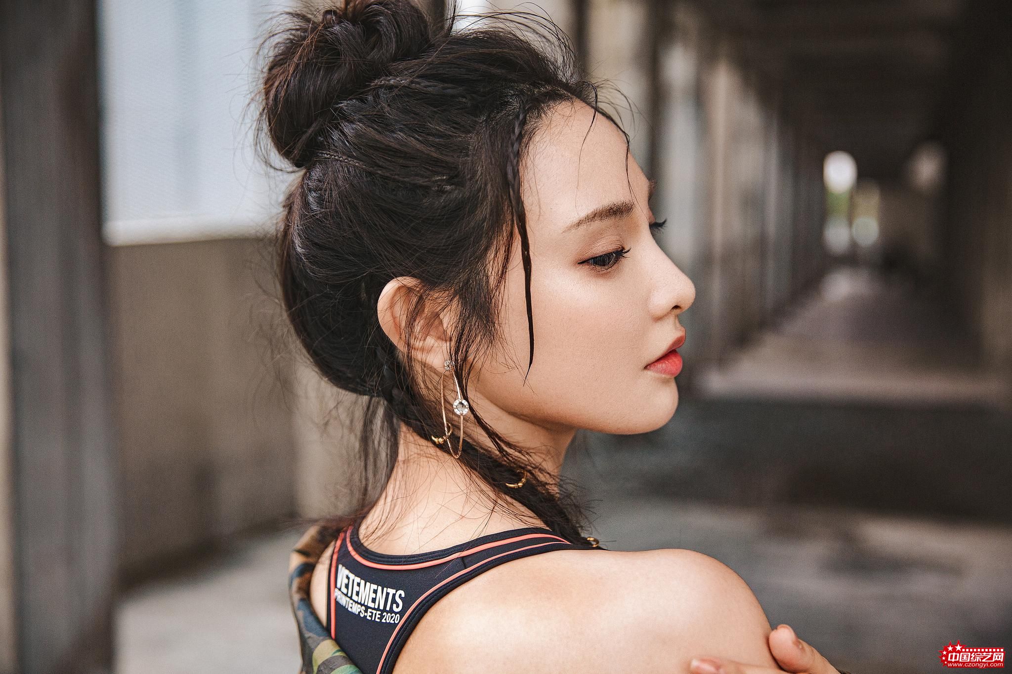 彭小苒迷彩写真公开，金色发坠时尚吸睛，上演慵懒“歪头杀”