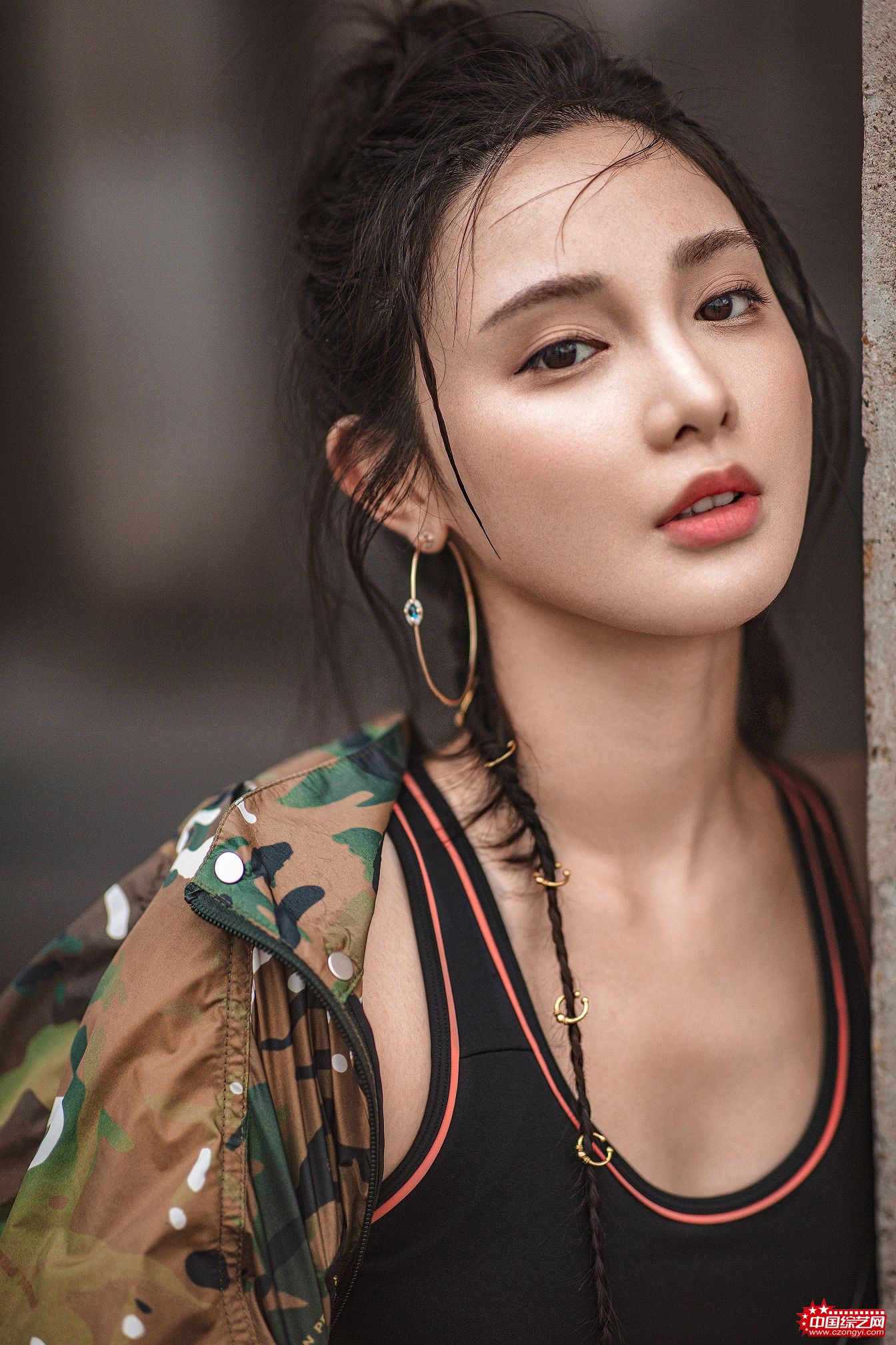 彭小苒迷彩写真公开，金色发坠时尚吸睛，上演慵懒“歪头杀”