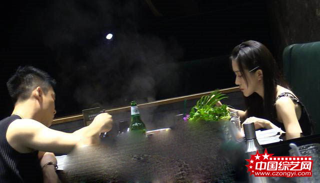 新欢?曹云金深夜送美女回家 女方贴心帮整理衣领