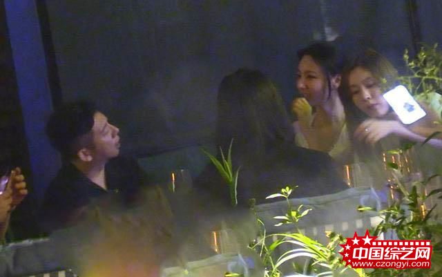 不怕老婆吃醋？ 胡海泉深夜在酒吧被美女“包围”