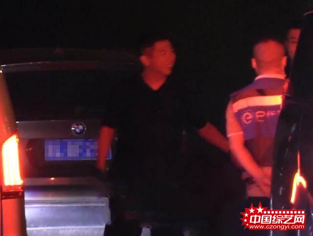 不怕老婆吃醋？ 胡海泉深夜在酒吧被美女“包围”