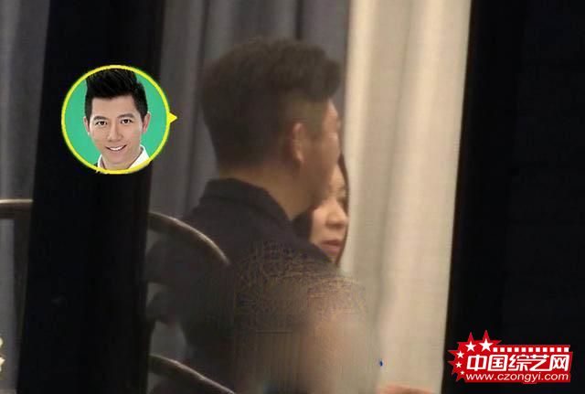 不怕老婆吃醋？ 胡海泉深夜在酒吧被美女“包围”