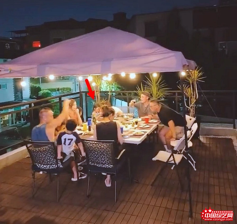 霍建华林心如七夕友人家中聚餐 小海绵乖巧坐一旁