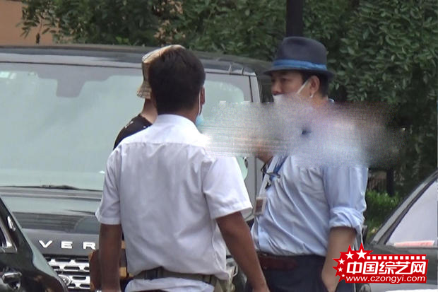 耍大牌？张铁林酒店乱停车 插兜与保安争执不挪车