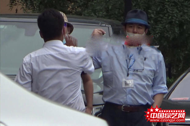 耍大牌?张铁林酒店乱停车 插兜与保安争执不挪车