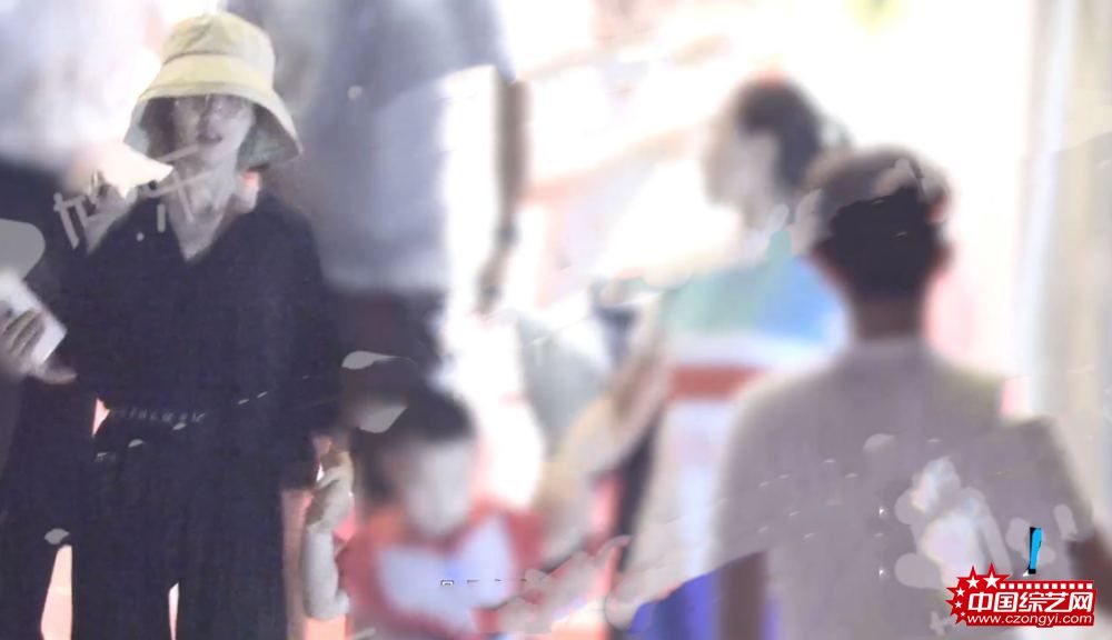 佟丽娅带儿子和众男性聚餐 和壮汉击掌不忘拉窗帘