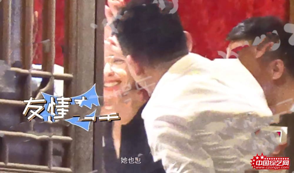 佟丽娅带儿子和众男性聚餐 和壮汉击掌不忘拉窗帘