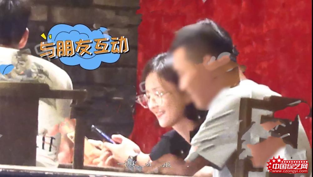 佟丽娅带儿子和众男性聚餐 和壮汉击掌不忘拉窗帘