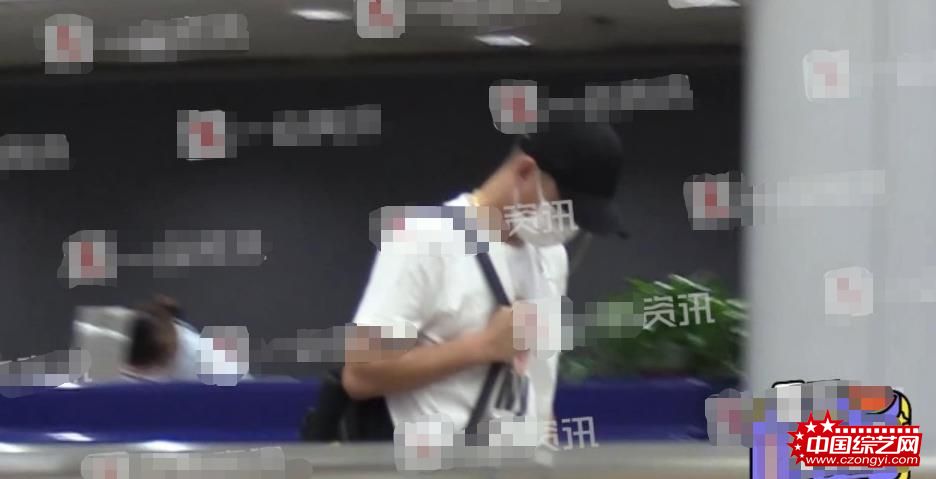 离婚后更潇洒!美女深夜为文章擦泪戴帽 同回住所