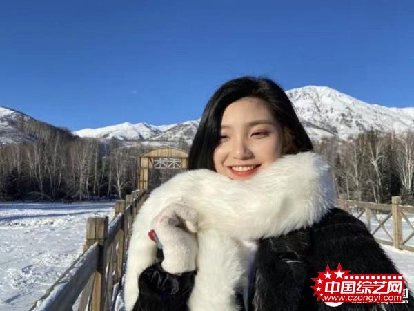 演员蓝曼予冬季美图大赏 治愈系笑容满满暖意