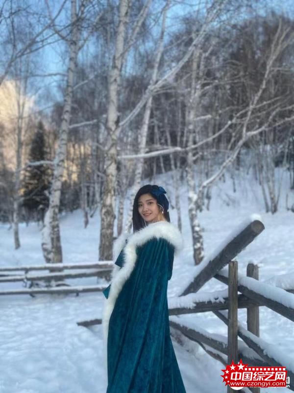 演员蓝曼予冬季美图大赏 治愈系笑容满满暖意