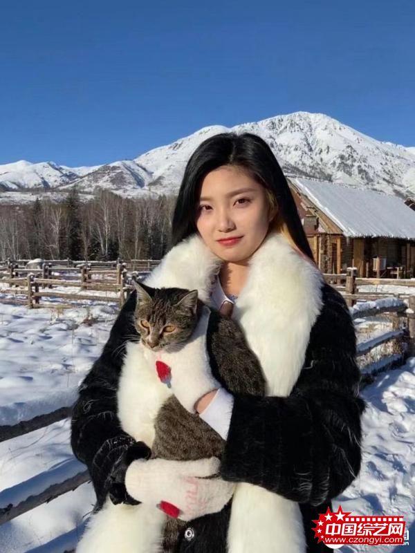 演员蓝曼予冬季美图大赏 治愈系笑容满满暖意