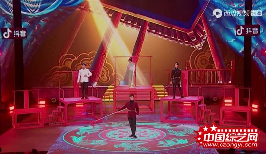 西瓜视频《上线吧!华彩少年》再续燃点 王一博黄子韬现场体验戏曲唱腔