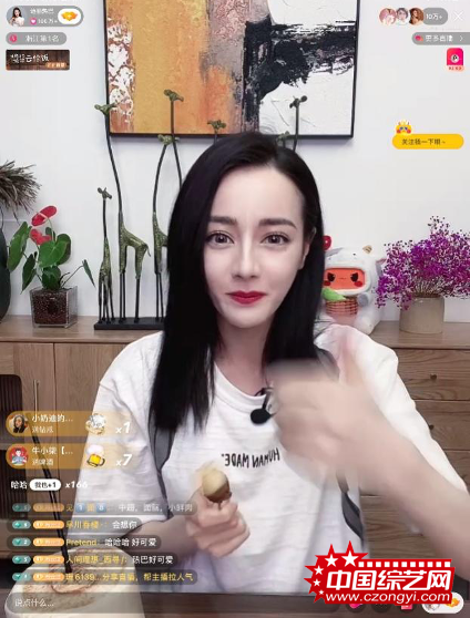 尝美食、聊日常生活，迪丽热巴快手直播喊你一起云恰饭！